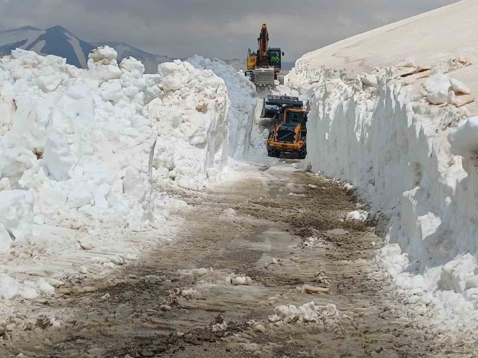yuksekovada 6 metrelik kar tunelleri is makinesi icinde kayboldu 8 Mm1nQQVh
