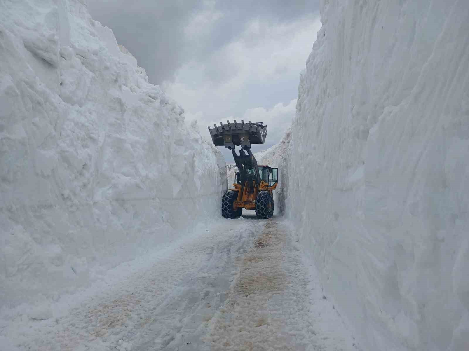 yuksekovada 6 metrelik kar tunelleri is makinesi icinde kayboldu 9