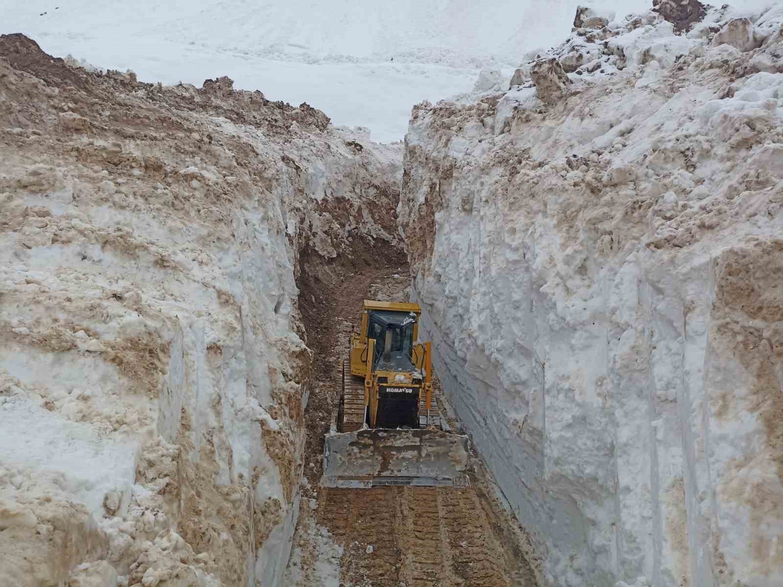 yuksekovada 8 metrelik kar tunelleri is makinesi icinde kayboldu 0 alYF4qBN