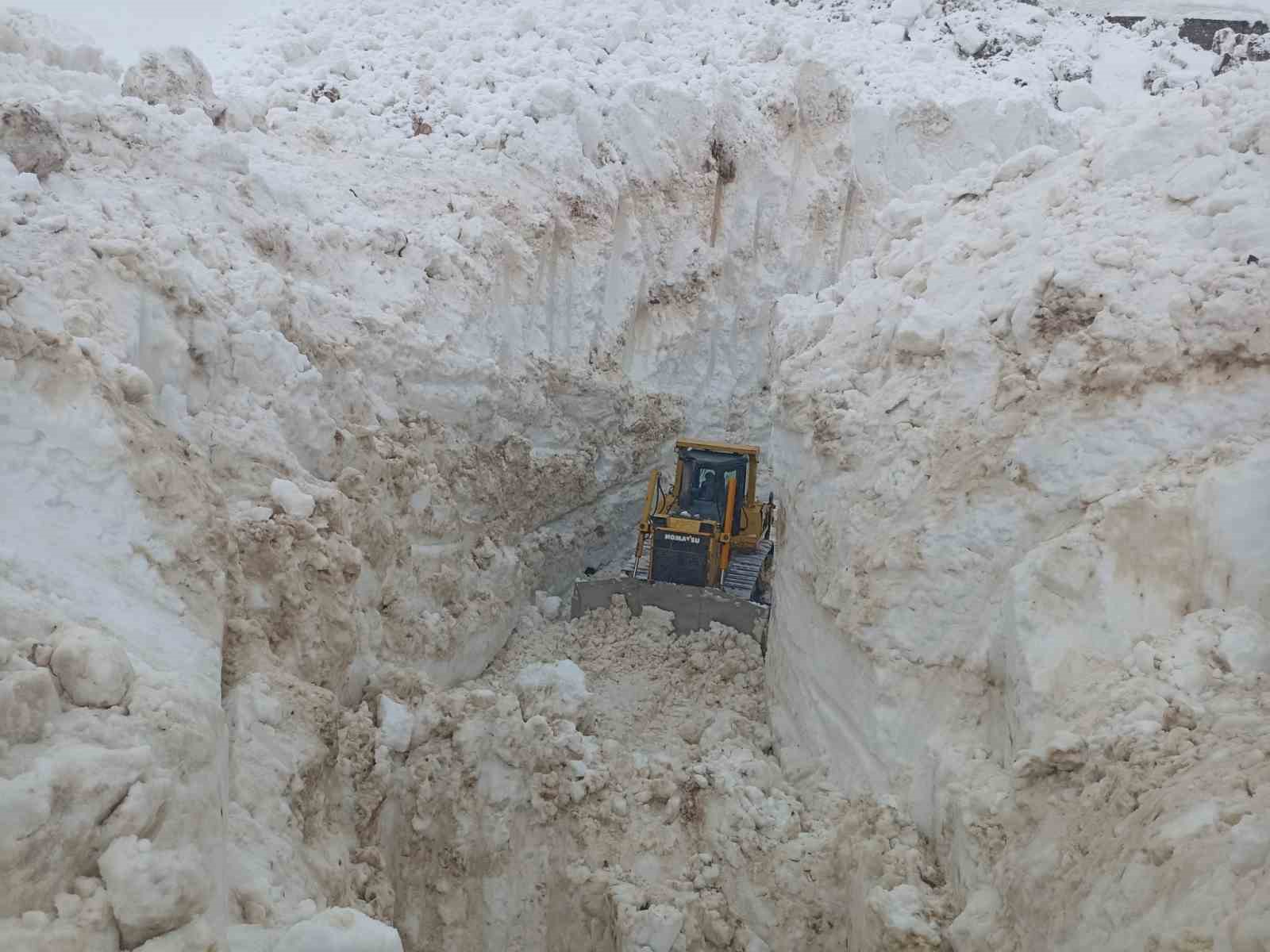 yuksekovada 8 metrelik kar tunelleri is makinesi icinde kayboldu 1 IPgRW9lD