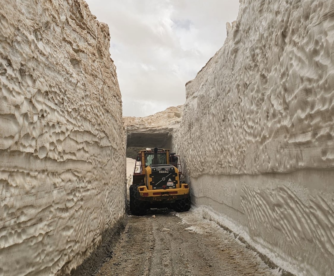 yuksekovada 8 metrelik kar tunelleri is makinesi icinde kayboldu 1