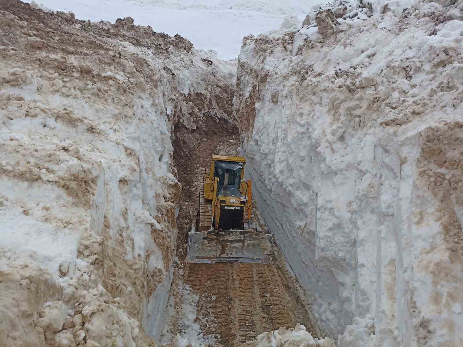 yuksekovada 8 metrelik kar tunelleri is makinesi icinde kayboldu 10 nIYDJlLs