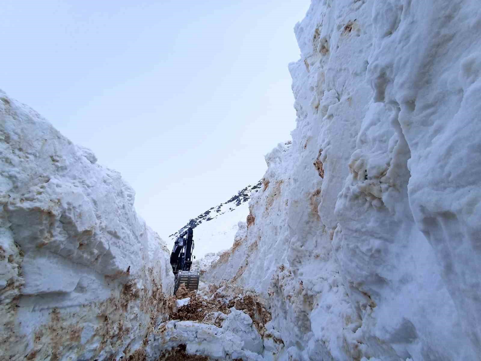 yuksekovada 8 metrelik kar tunelleri is makinesi icinde kayboldu 11 HmchGkYQ