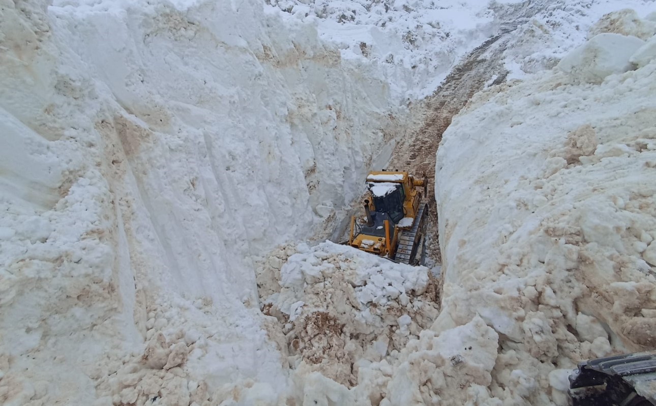 yuksekovada 8 metrelik kar tunelleri is makinesi icinde kayboldu 2 eBVqpnil