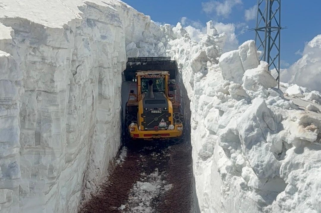 yuksekovada 8 metrelik kar tunelleri is makinesi icinde kayboldu 3 8Fj9Rgq2