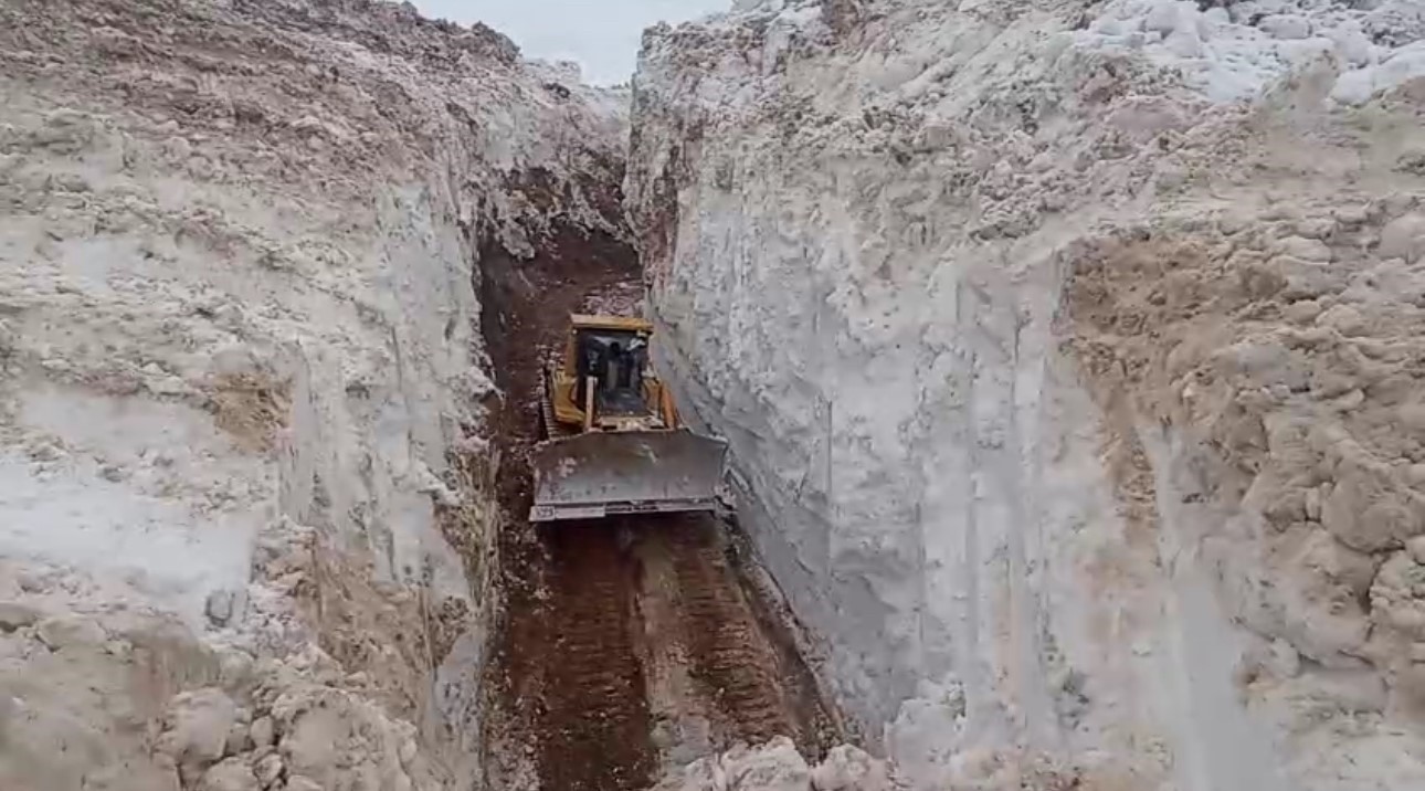 yuksekovada 8 metrelik kar tunelleri is makinesi icinde kayboldu 3 A2vhihfN
