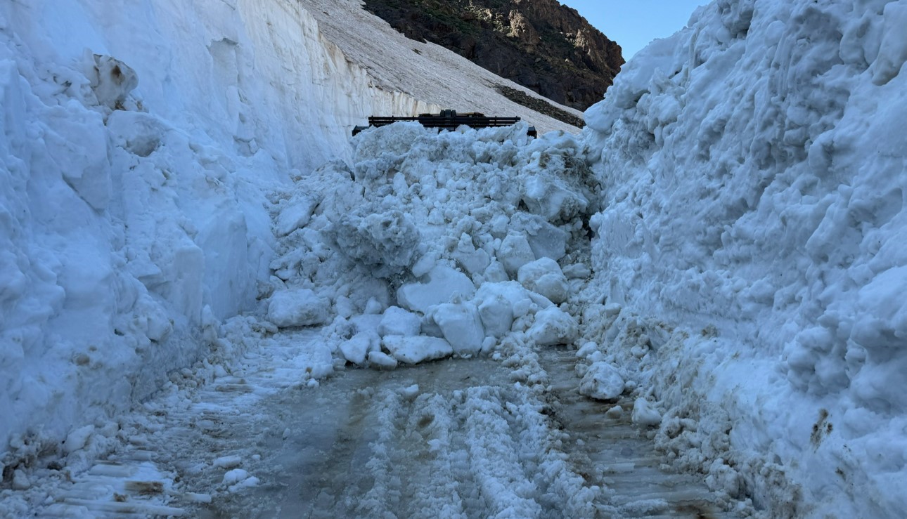 Yüksekova’da 8 metrelik kar tünelleri: İş makinesi içinde kayboldu 7 yuksekovada 8 metrelik kar tunelleri is makinesi icinde kayboldu 3 lRlr8Wla