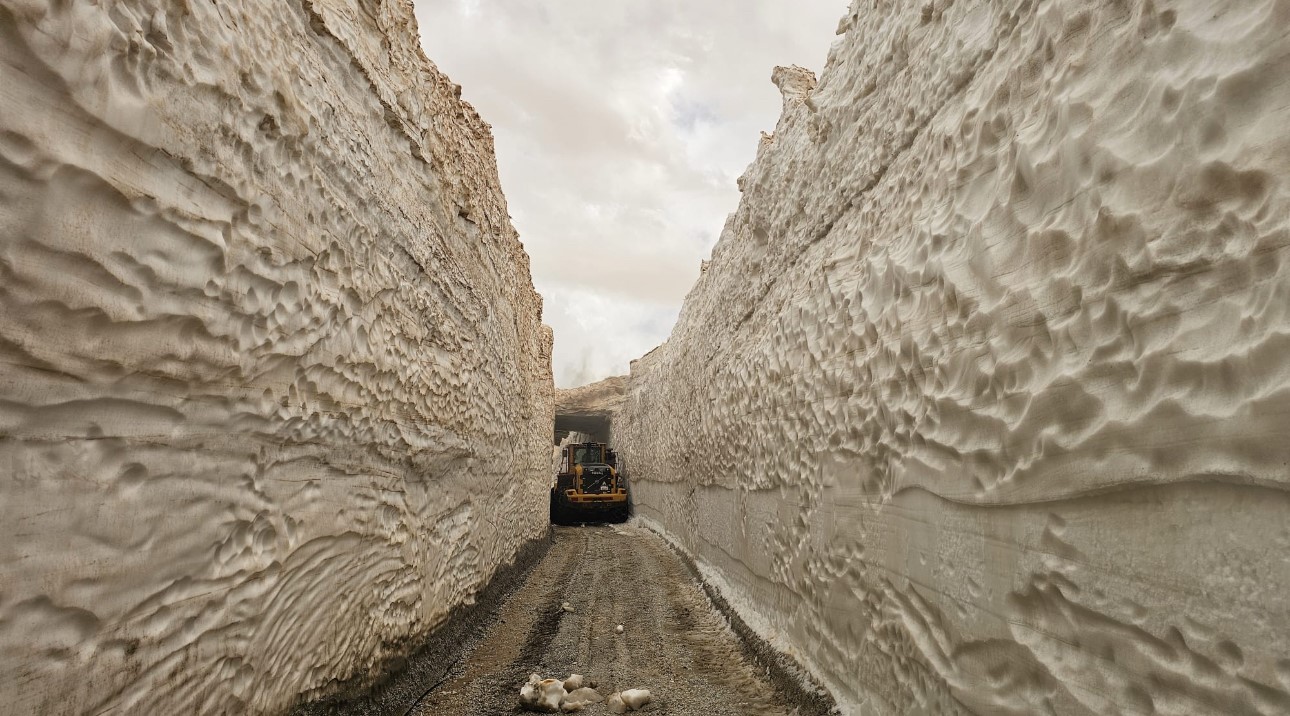 yuksekovada 8 metrelik kar tunelleri is makinesi icinde kayboldu 4 AlCHhMCl