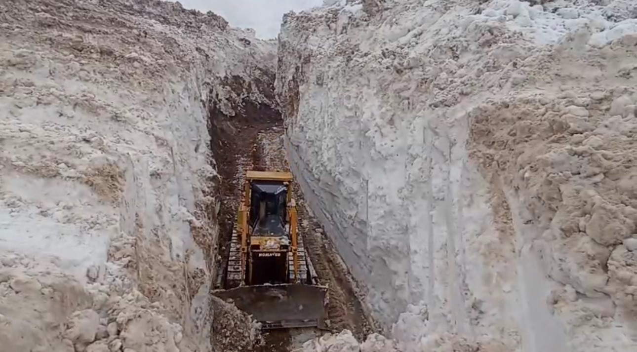 yuksekovada 8 metrelik kar tunelleri is makinesi icinde kayboldu 4 a6PEX8hE