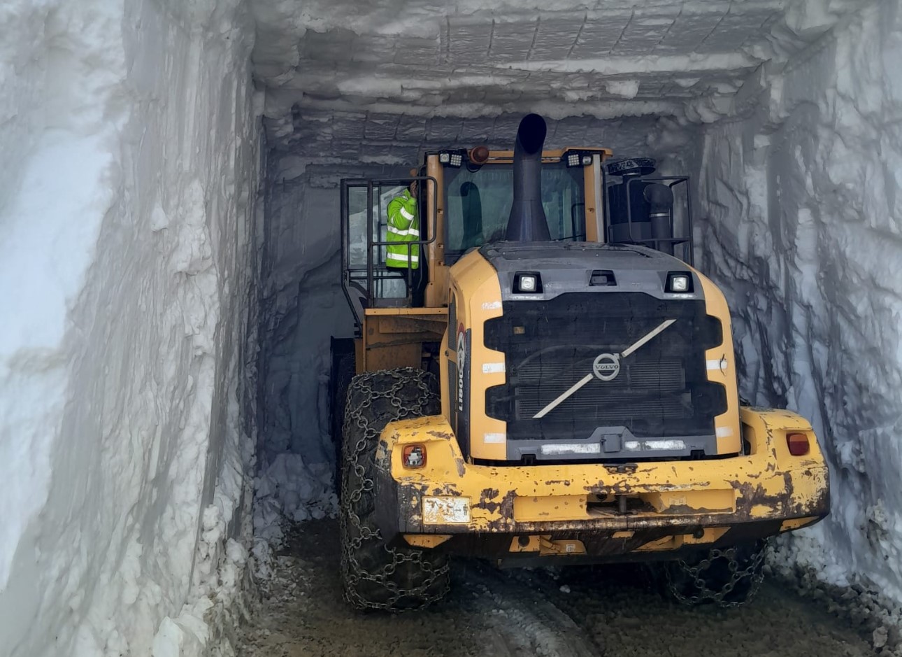 yuksekovada 8 metrelik kar tunelleri is makinesi icinde kayboldu 5 ClnylWK8