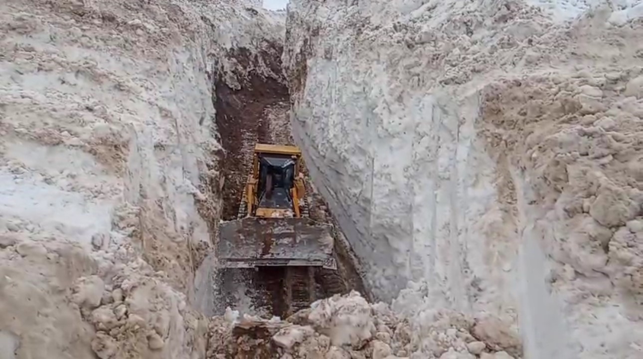 yuksekovada 8 metrelik kar tunelleri is makinesi icinde kayboldu 5 gXYecwpl