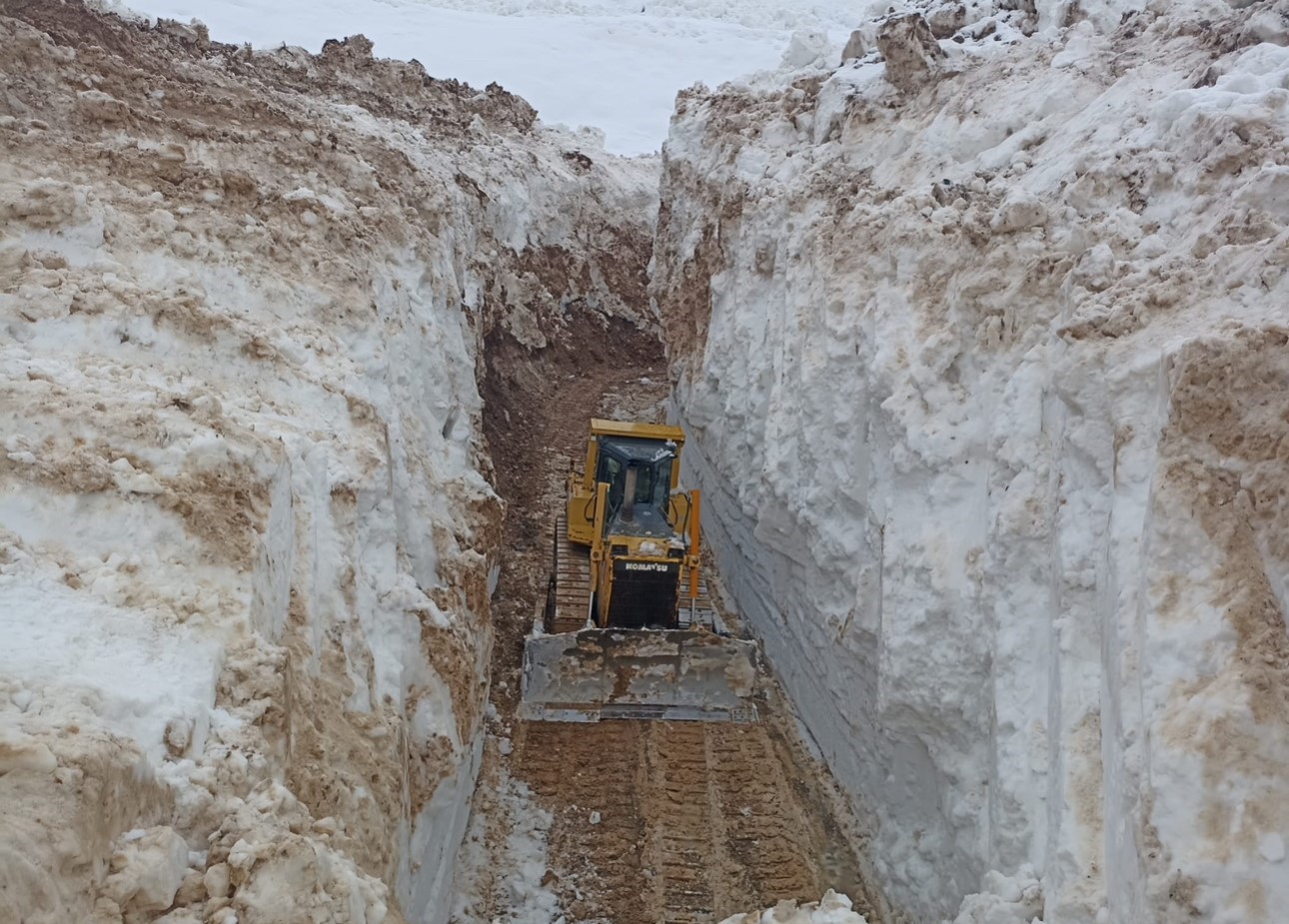 yuksekovada 8 metrelik kar tunelleri is makinesi icinde kayboldu 6 33lgH1qD