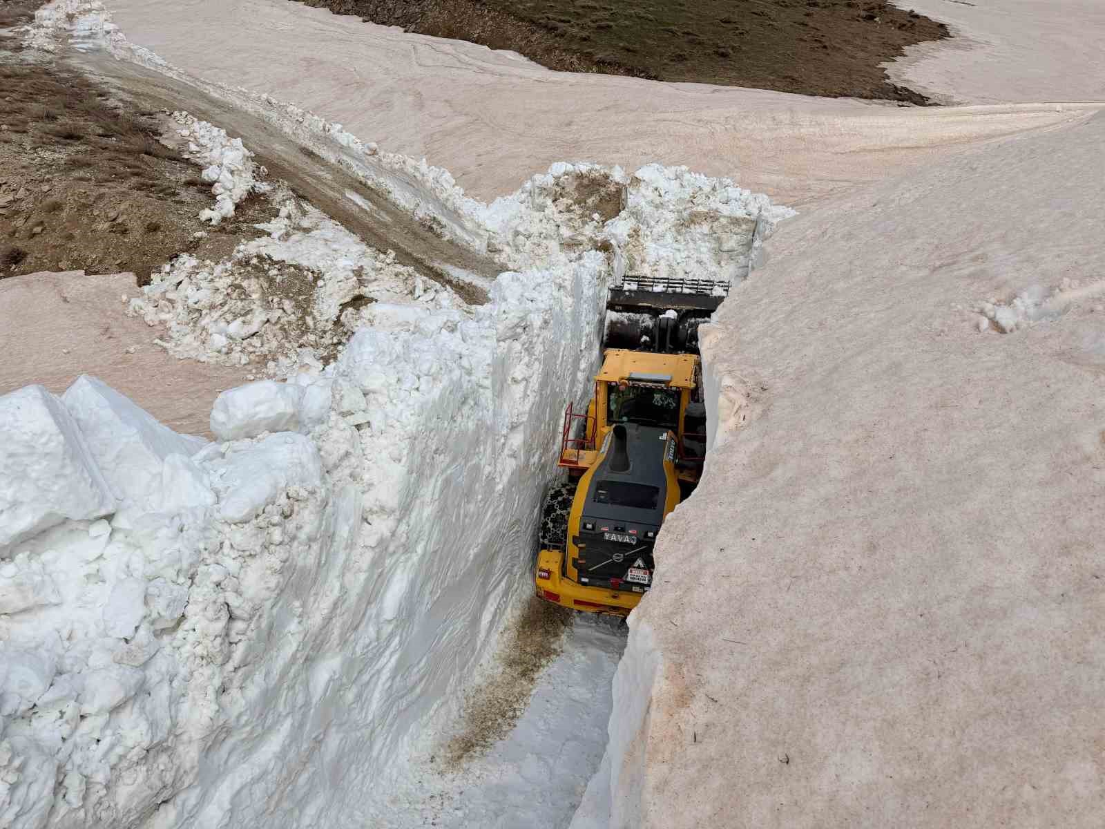 yuksekovada 8 metrelik kar tunelleri is makinesi icinde kayboldu 6 8KCGVp7A
