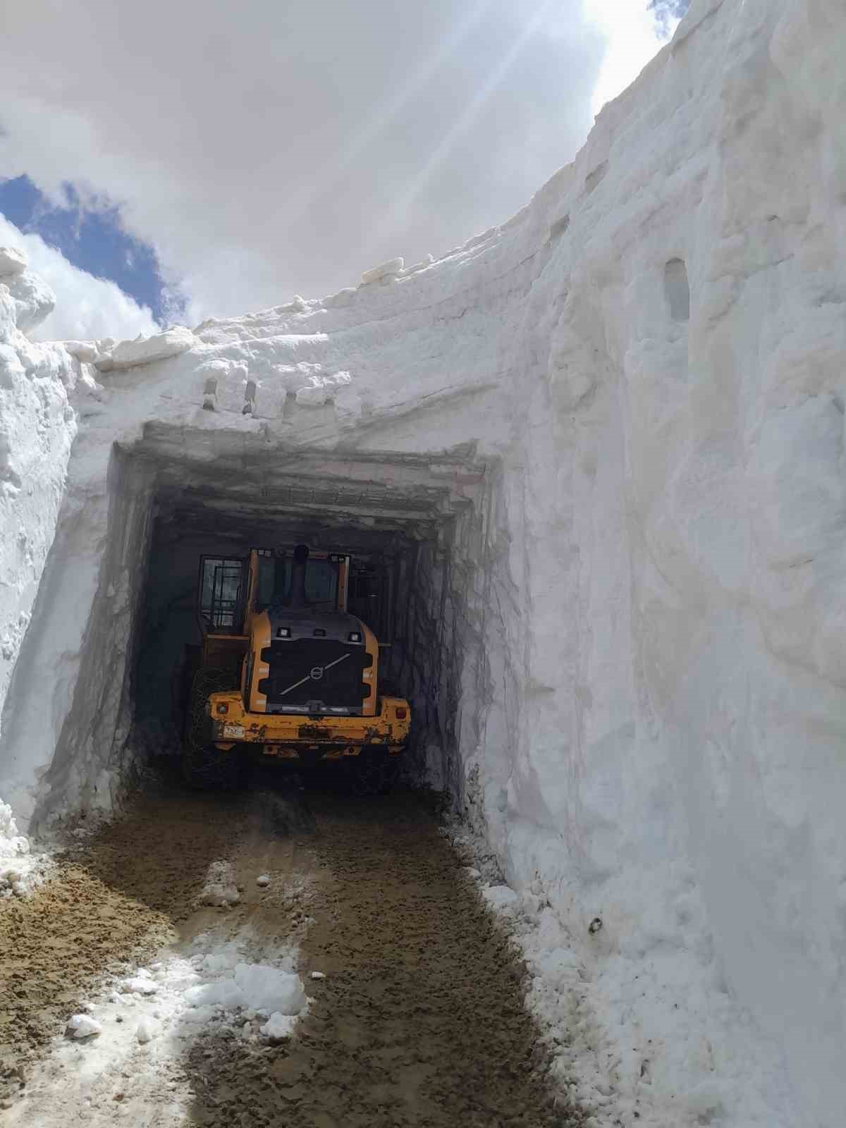 yuksekovada 8 metrelik kar tunelleri is makinesi icinde kayboldu 7 2wt9DKTV