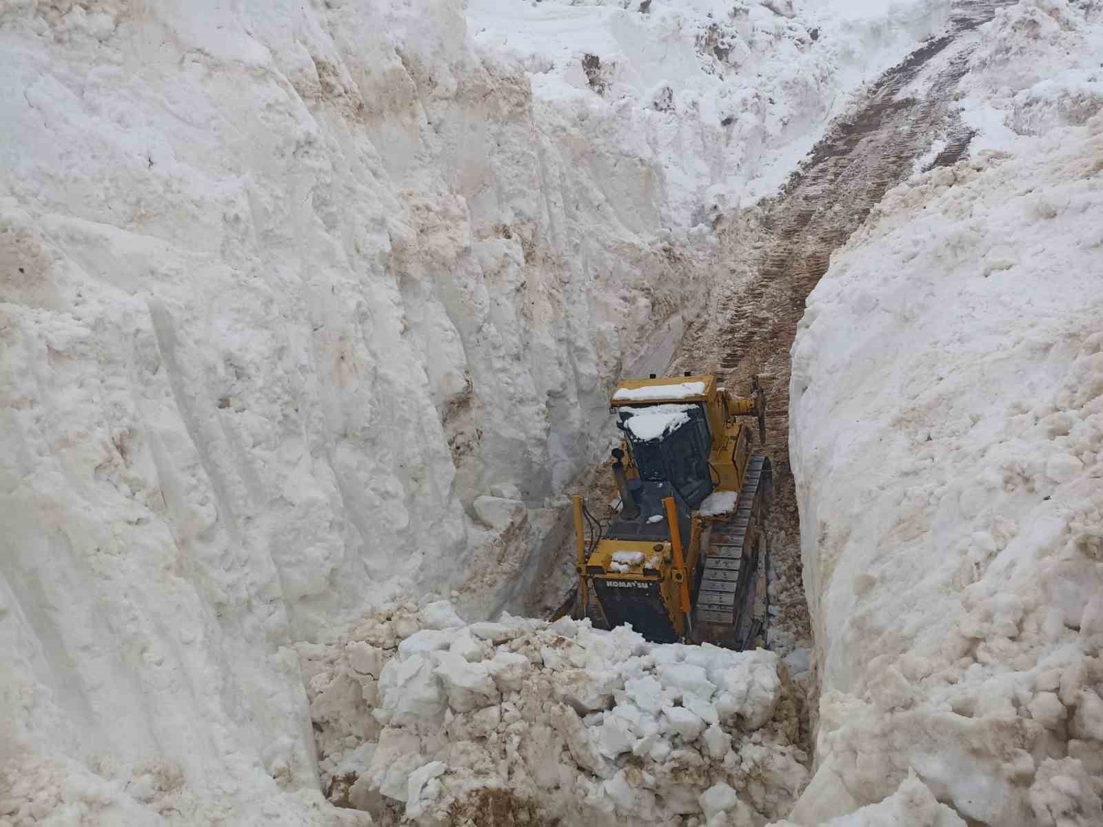 yuksekovada 8 metrelik kar tunelleri is makinesi icinde kayboldu 7 TWB368ju