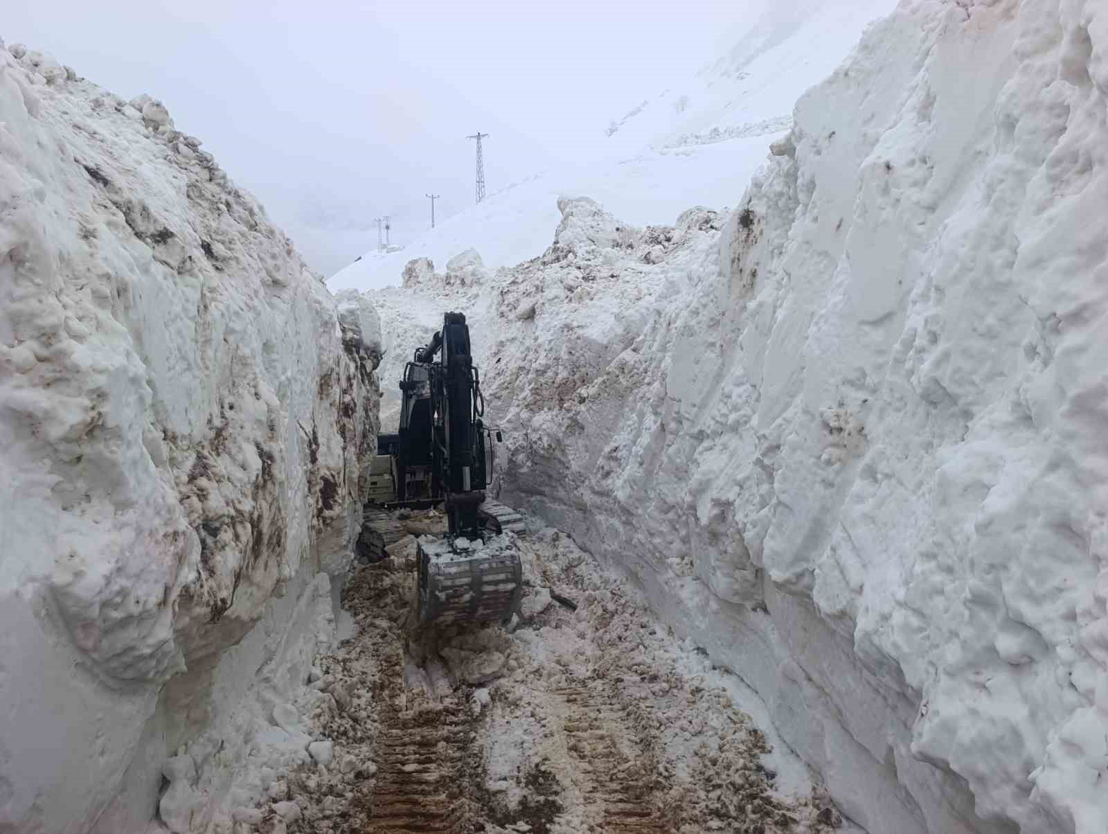 yuksekovada 8 metrelik kar tunelleri is makinesi icinde kayboldu 8 eRz17dA7