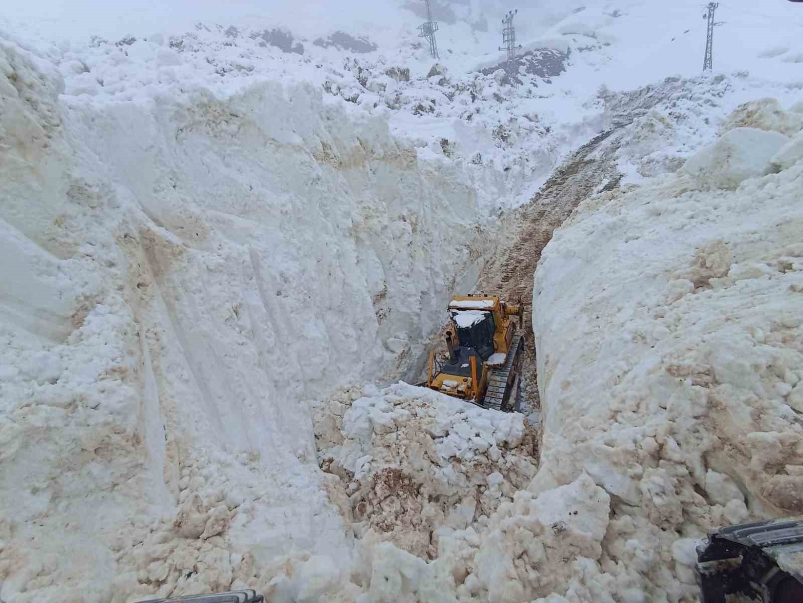 yuksekovada 8 metrelik kar tunelleri is makinesi icinde kayboldu 9 6sqlR5uE