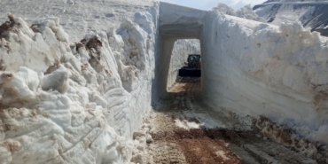 yuksekovada-8-metrelik-kar-tunelleri-is-makinesi-icinde-kayboldu-FgCCQPgH.jpg