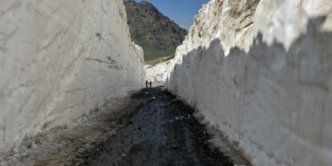 yuksekovada-8-metrelik-kar-tunelleri-is-makinesi-icinde-kayboldu-zdQNLOvx.jpg
