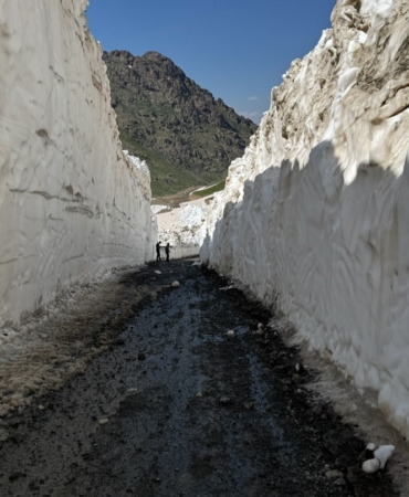 yuksekovada-8-metrelik-kar-tunelleri-is-makinesi-icinde-kayboldu-zdQNLOvx.jpg