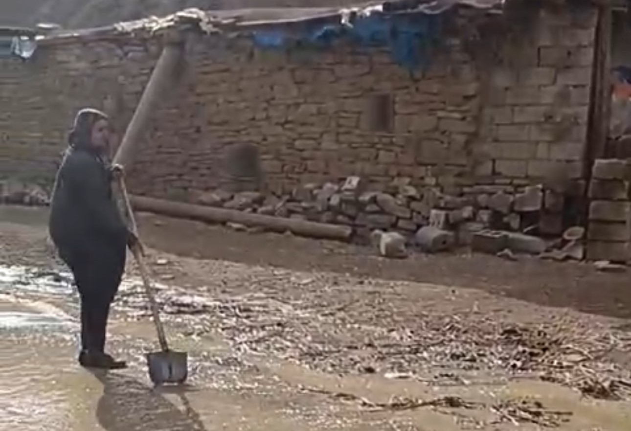 yuksekovada ahirlari su basti mahsur kalan hayvanlar kurtarildi 1 ezN3V3cS
