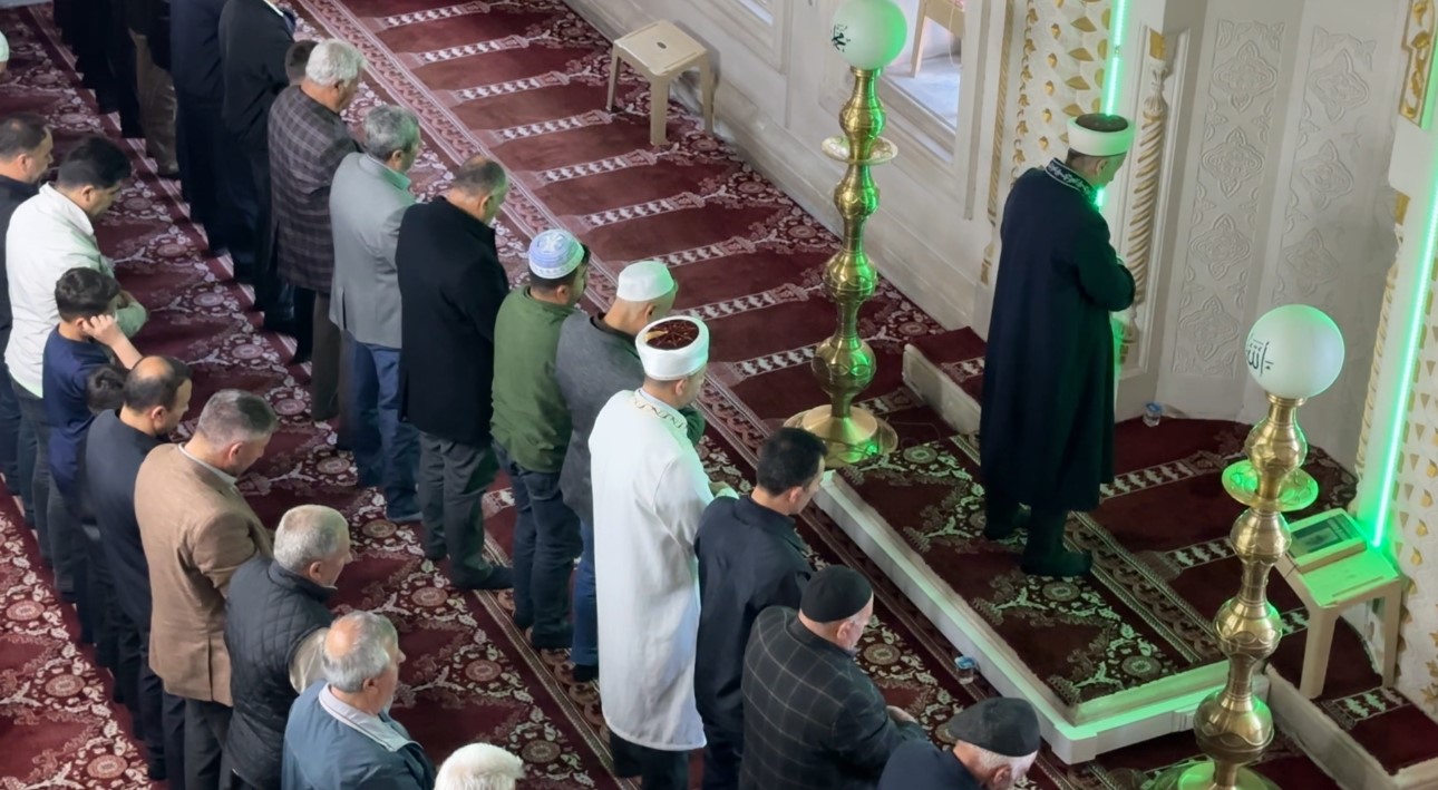 yuksekovada bayram namazinda vatandaslar camileri doldurdu 1 4vsQugdk