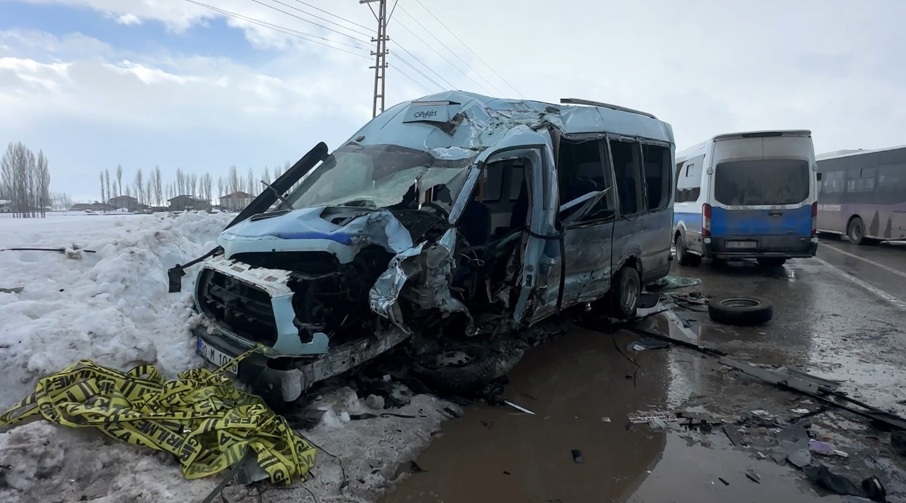 yuksekovada belediye otobusu ile minibus carpisti 18 yarali 1 hyc4Gqv8