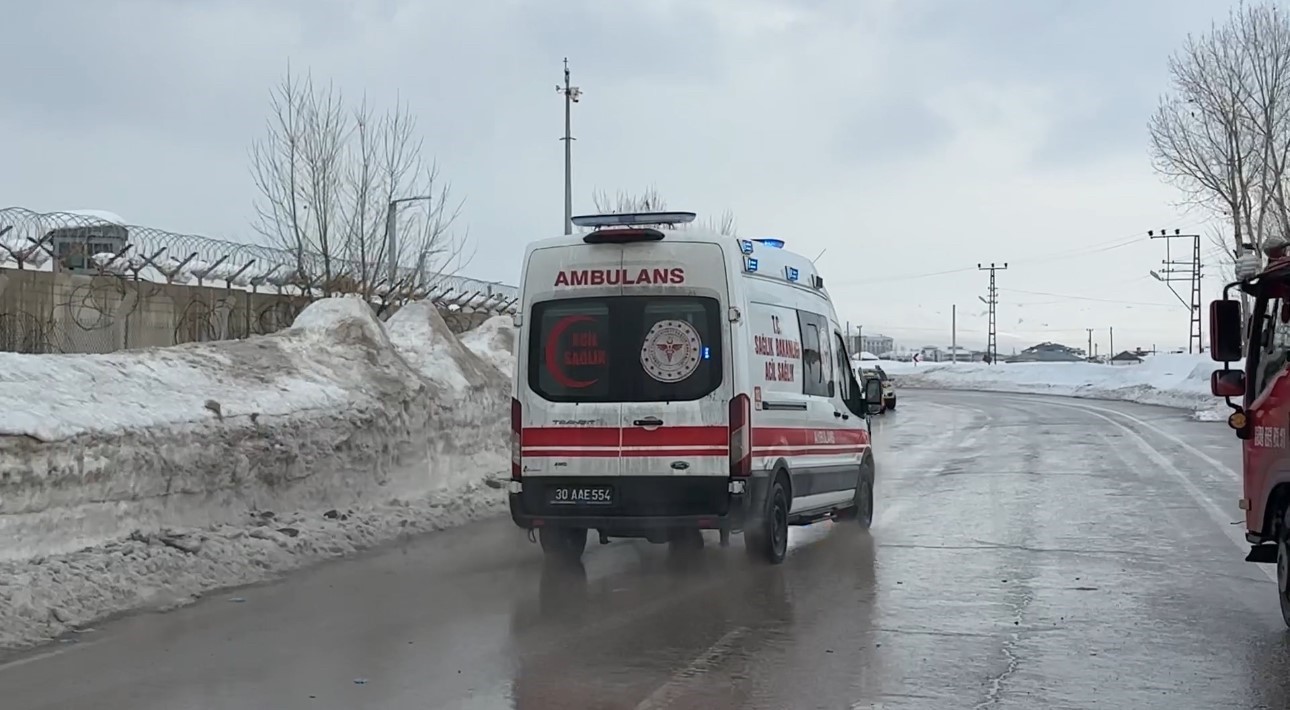 yuksekovada belediye otobusu ile minibus carpisti 18 yarali 10 iUZU5Y7s