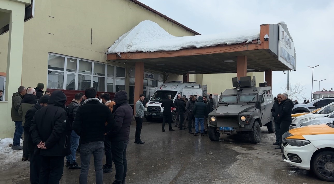 yuksekovada belediye otobusu ile minibus carpisti 18 yarali 11 phgTZuNQ