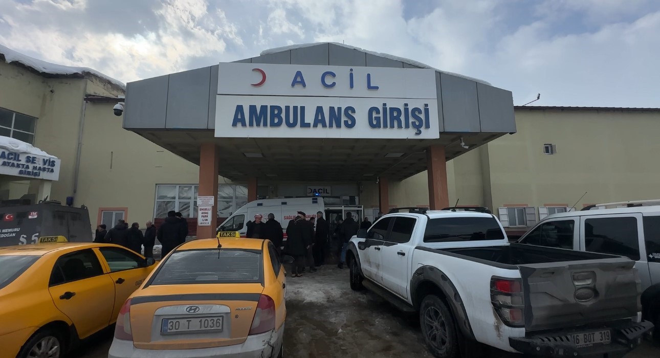 yuksekovada belediye otobusu ile minibus carpisti 18 yarali 12 iNvkR8Pd