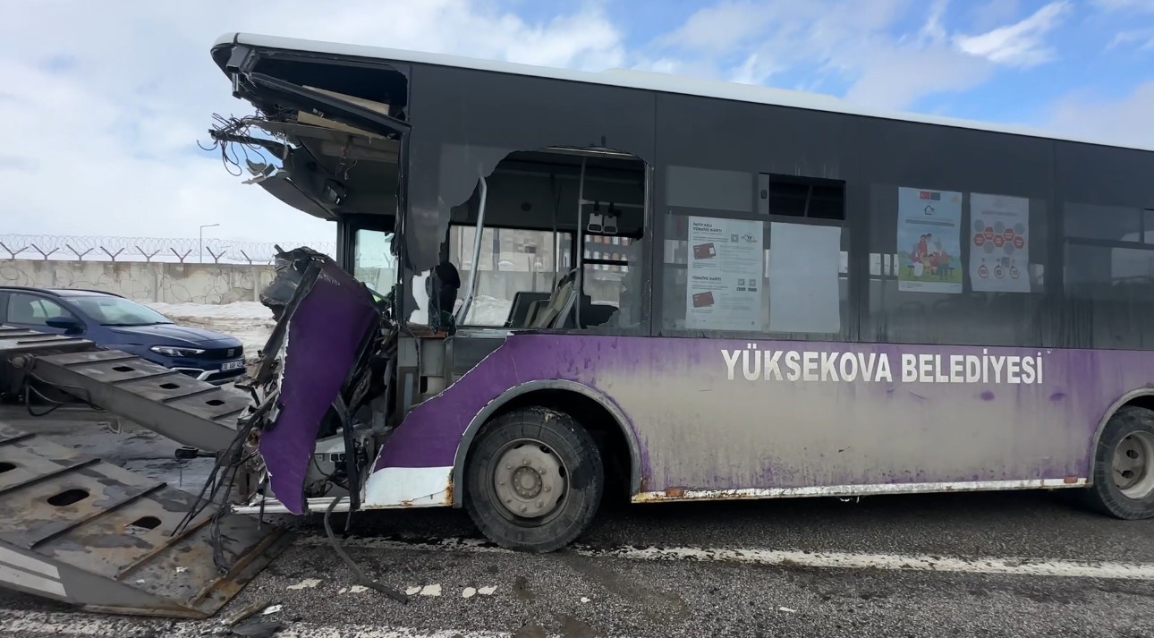 yuksekovada belediye otobusu ile minibus carpisti 18 yarali 2 9YGVUCaW