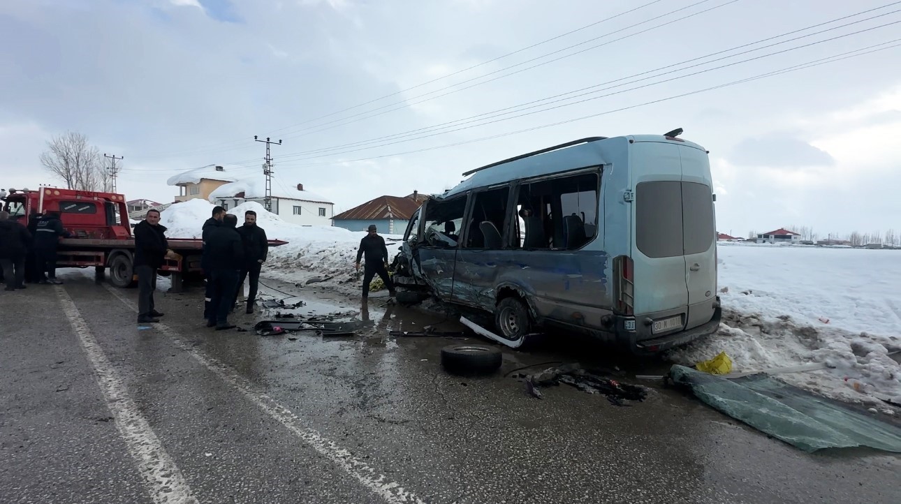 yuksekovada belediye otobusu ile minibus carpisti 18 yarali 3 QO3vnpIG