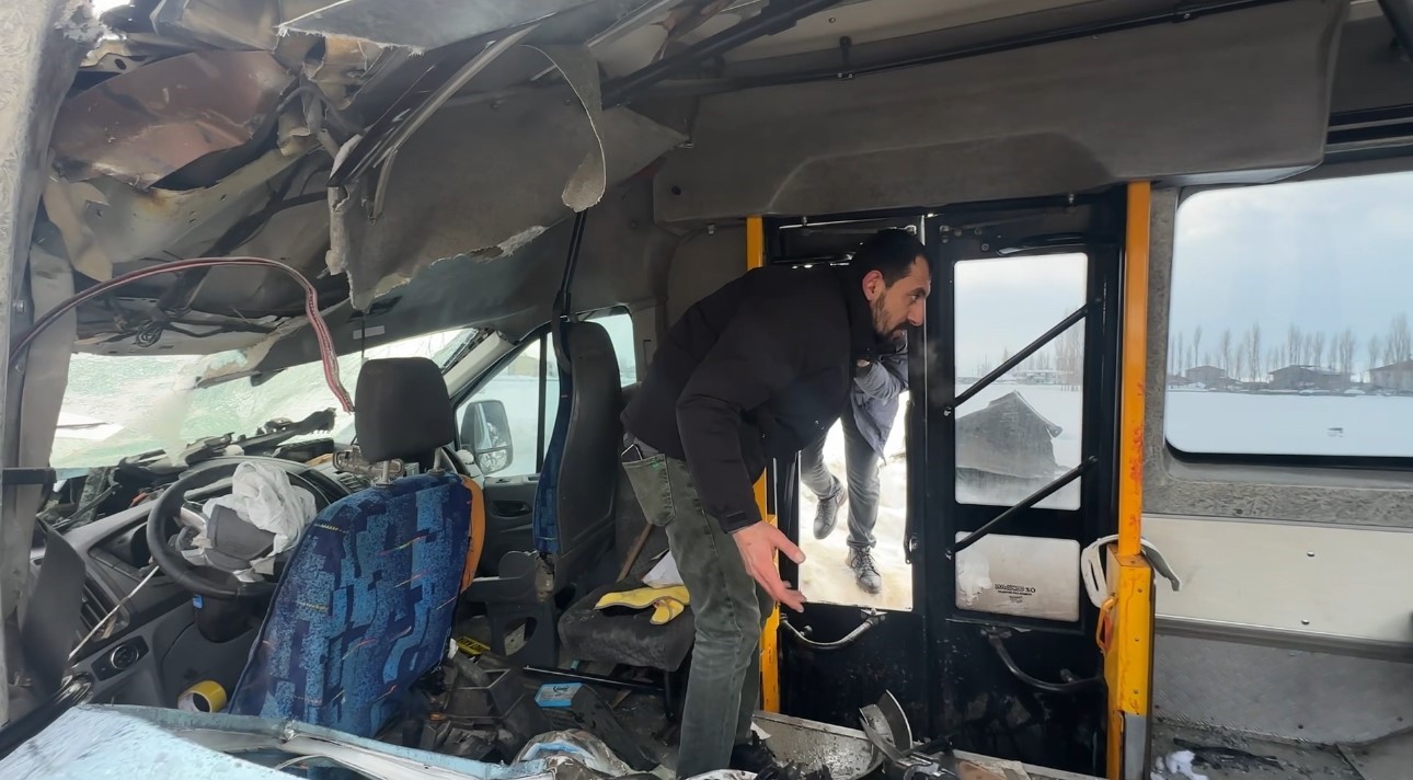 yuksekovada belediye otobusu ile minibus carpisti 18 yarali 4 47AfUKa4