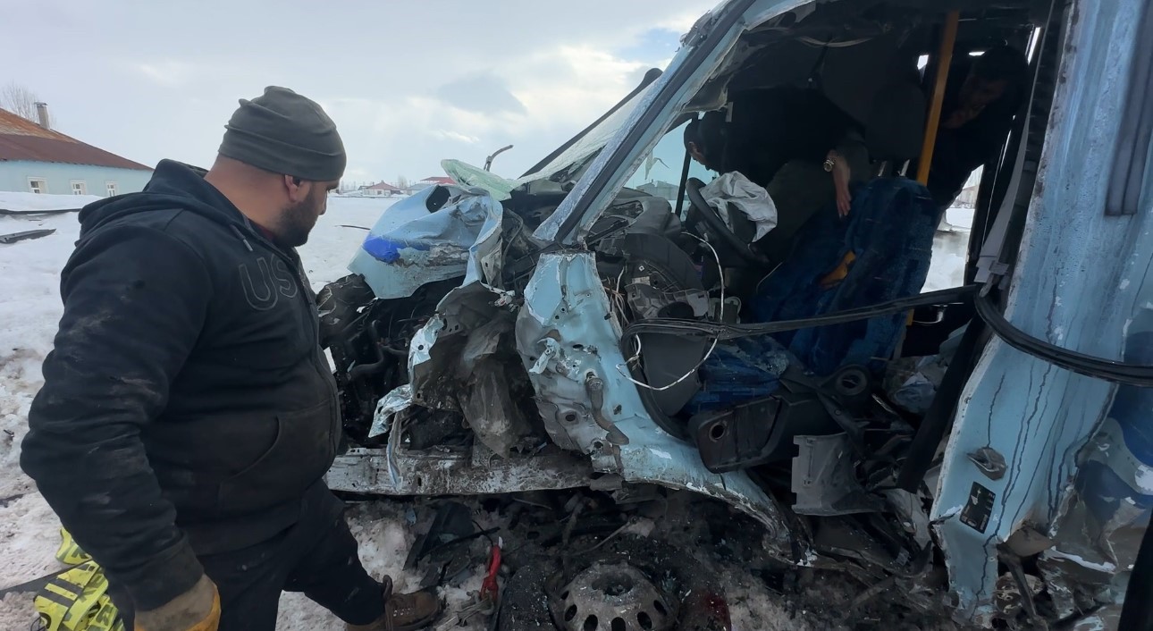 yuksekovada belediye otobusu ile minibus carpisti 18 yarali 5