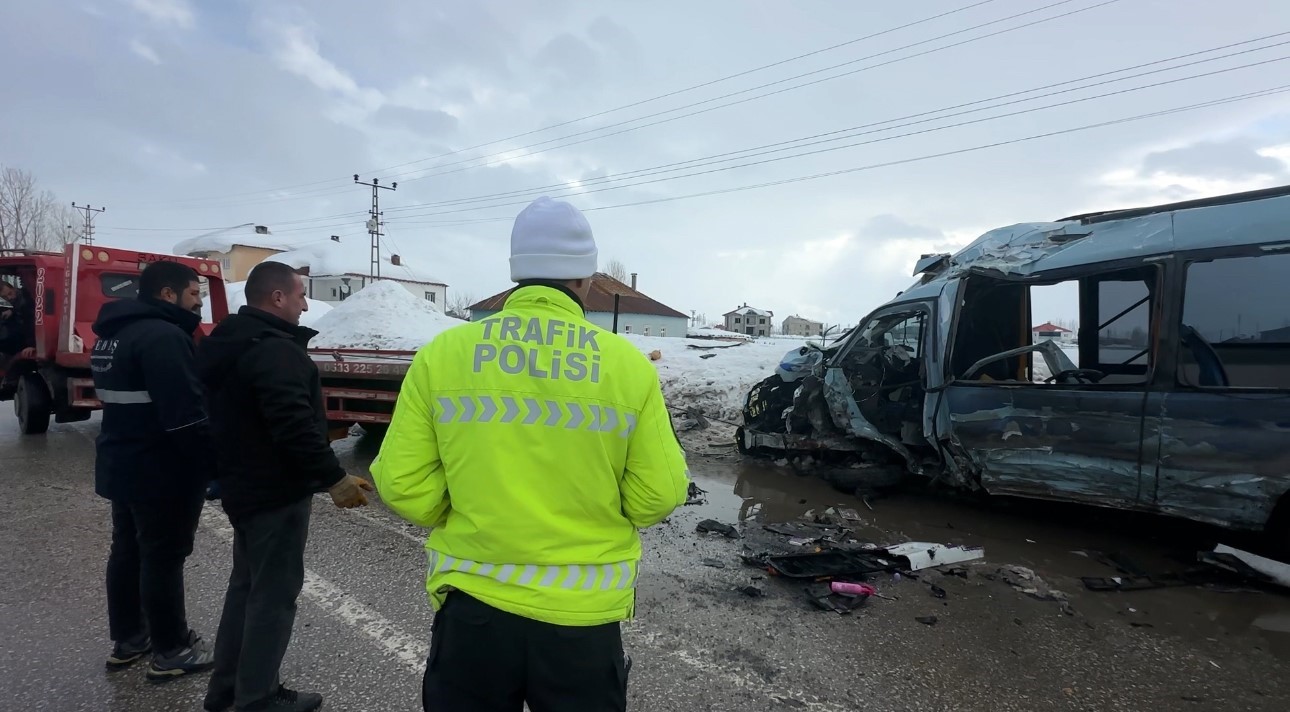 yuksekovada belediye otobusu ile minibus carpisti 18 yarali 6 N7JwOIJM