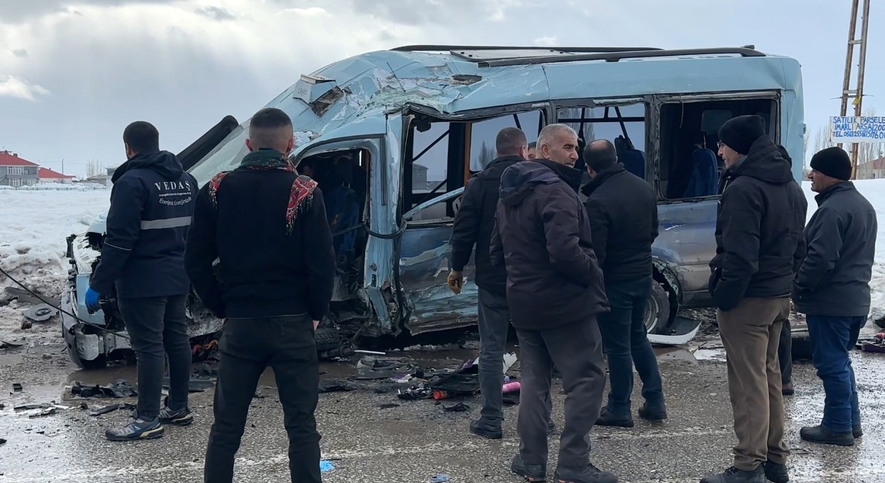 yuksekovada belediye otobusu ile minibus carpisti 18 yarali 7