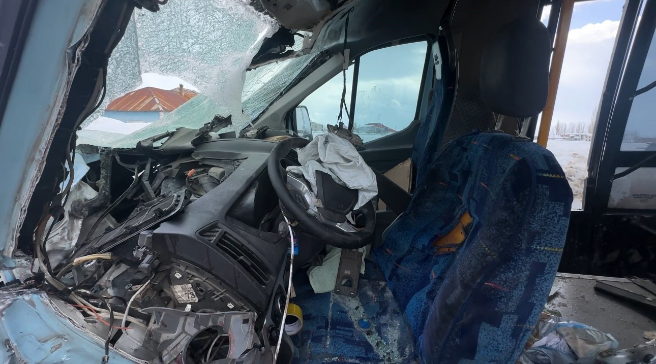 yuksekovada belediye otobusu ile minibus carpisti 18 yarali 8 jE9Myl3v