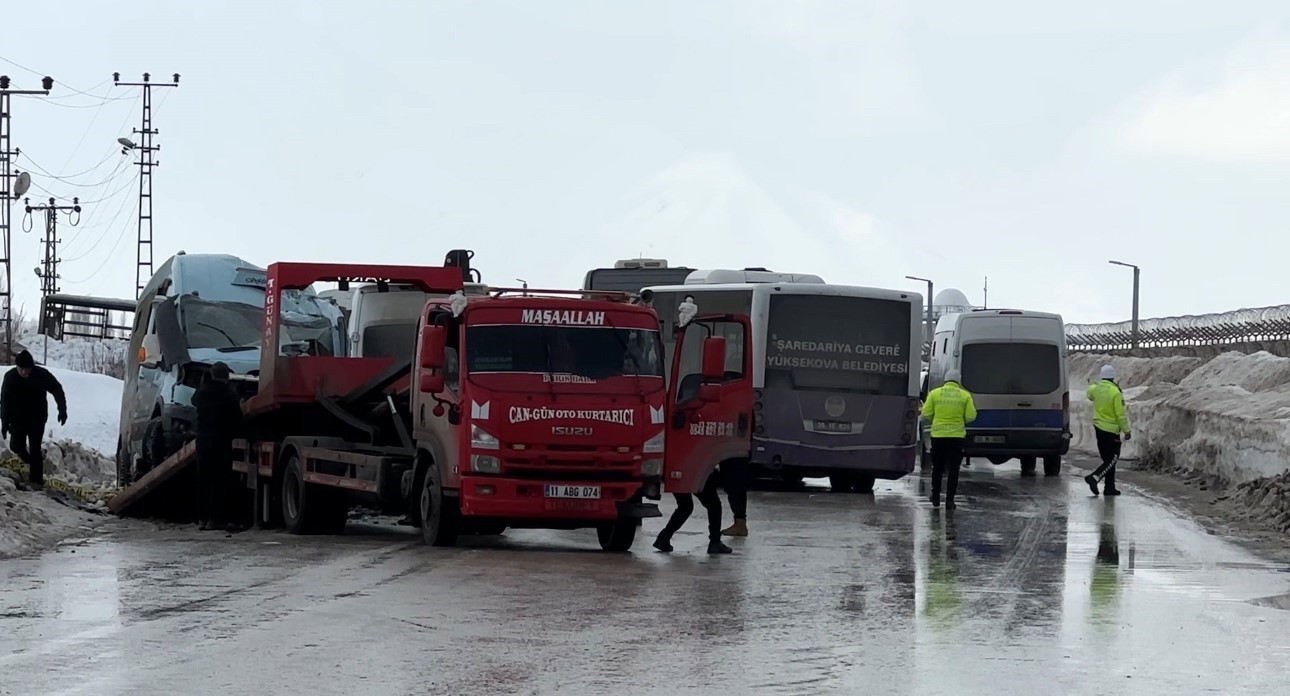 yuksekovada belediye otobusu ile minibus carpisti 18 yarali 9 BOHmIkKL