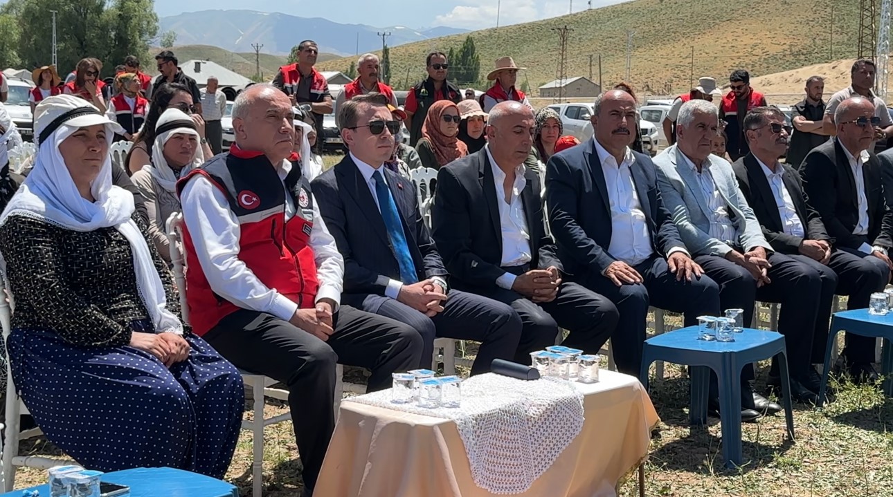 Yüksekova’da berivanlar gölgeliğe kavuştu 6 yuksekovada berivanlar golgelige kavustu 2 g9RgIADs