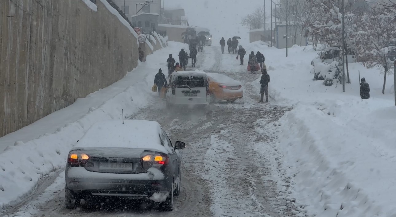 yuksekovada beyaz esaret vatandaslar araclarini birakip yurudu 2 7Fi5Zhr1