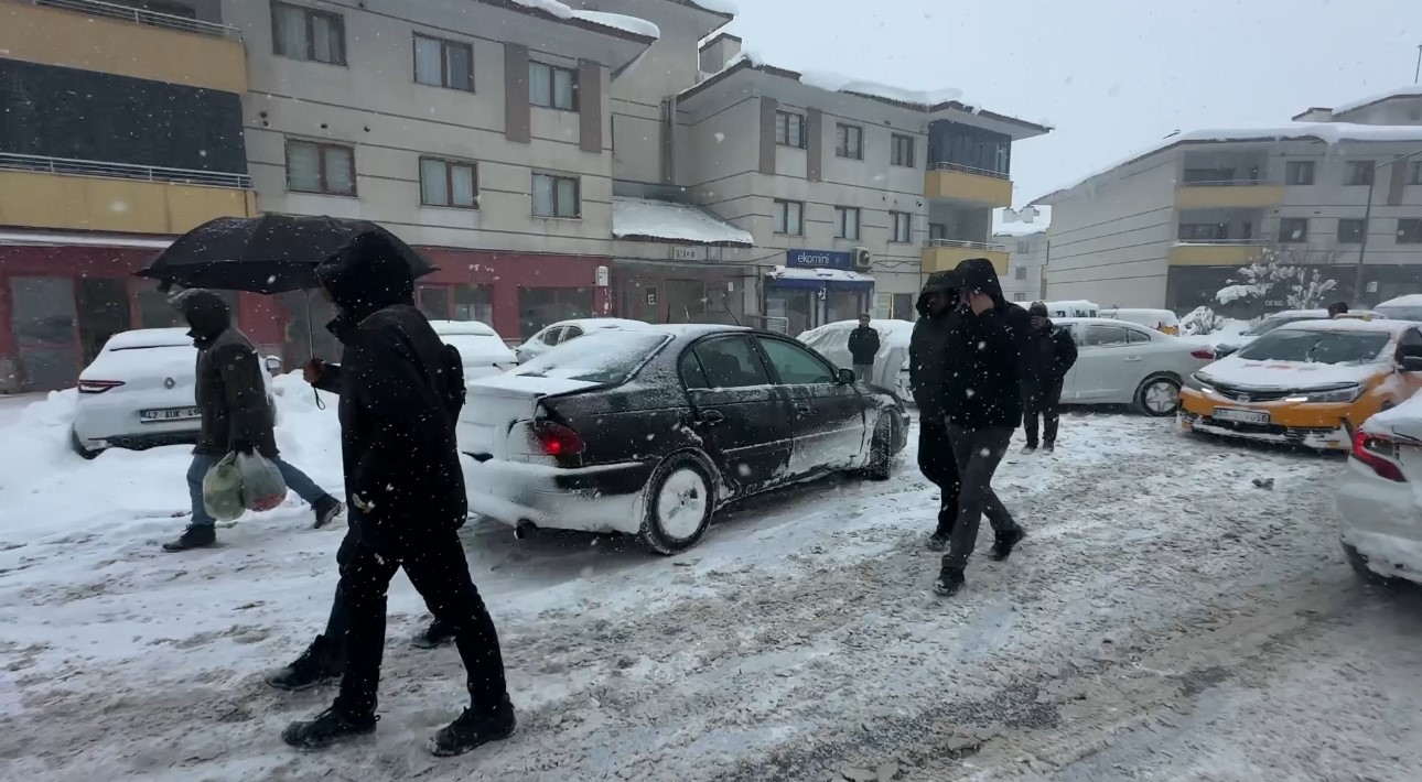 yuksekovada beyaz esaret vatandaslar araclarini birakip yurudu 4 gs2yEQrA
