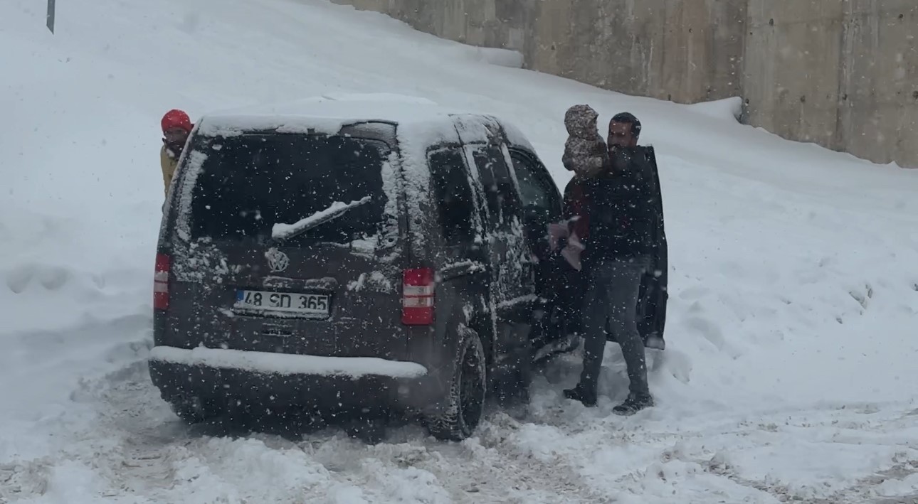 yuksekovada beyaz esaret vatandaslar araclarini birakip yurudu 7 9fXt6zJK