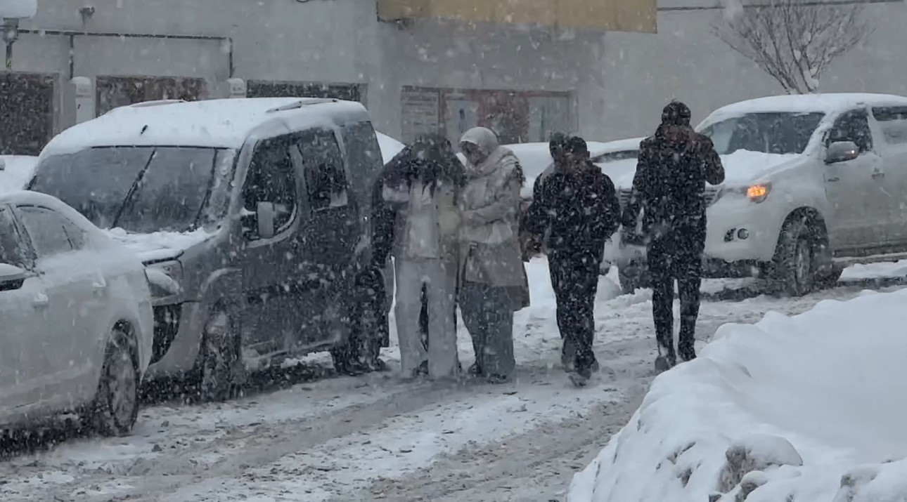 yuksekovada beyaz esaret vatandaslar araclarini birakip yurudu 8 VOj3jiMX