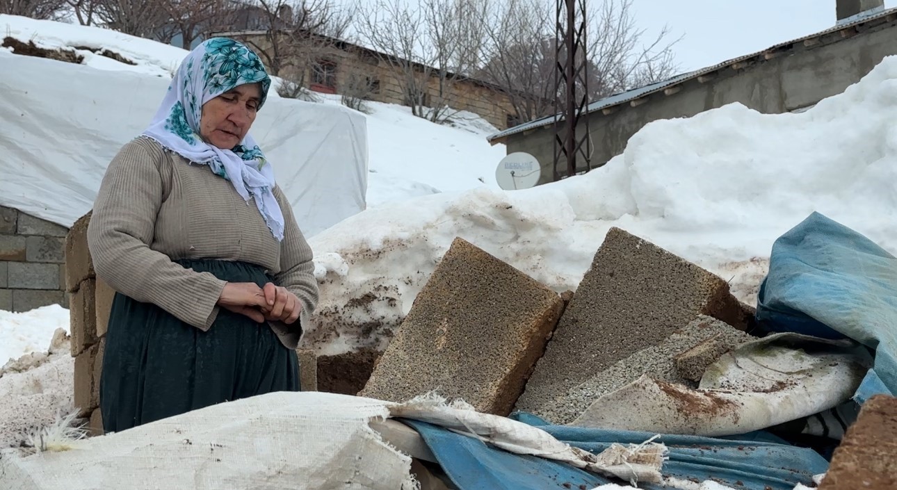 yuksekovada bir annenin sessiz feryadi zine teyze yikilan ahirinin basinda gozyaslarina boguldu 6
