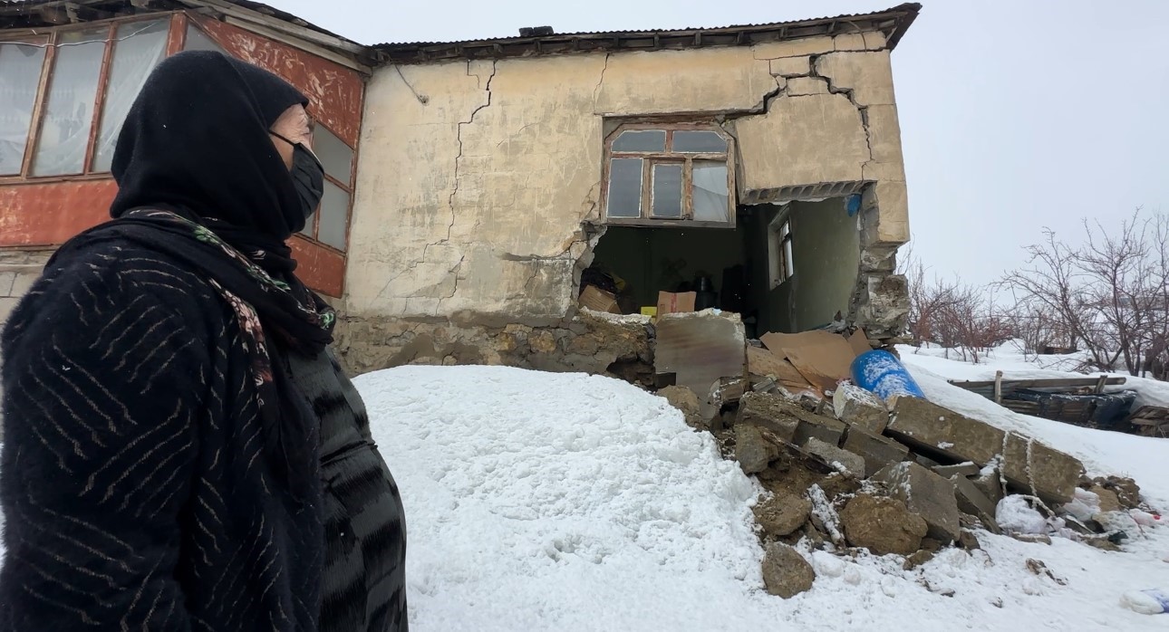 yuksekovada bir evin duvari yikildi deprem oluyor sandim 0 7IuY8u67