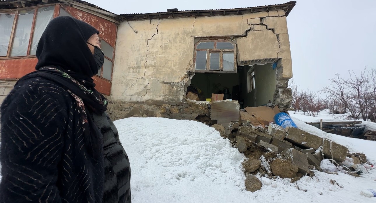 yuksekovada bir evin duvari yikildi deprem oluyor sandim 11 mfYUQ9uK