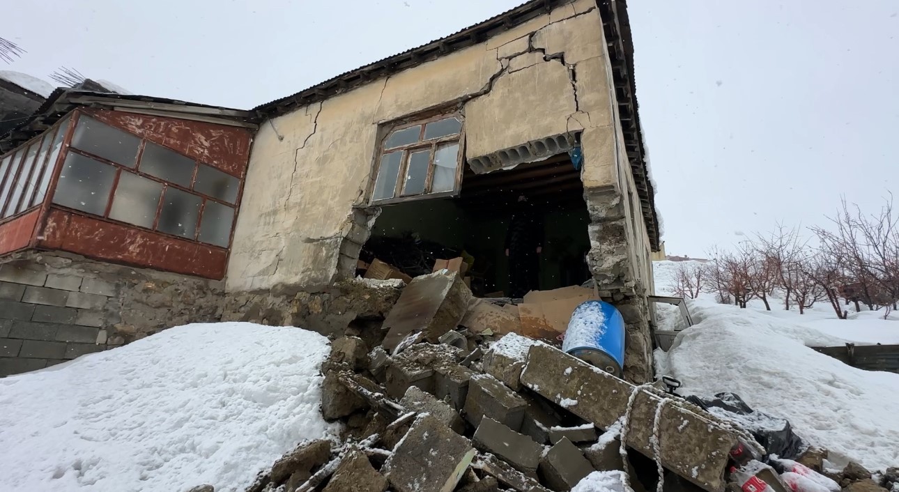 yuksekovada bir evin duvari yikildi deprem oluyor sandim 14 FE96Gapu