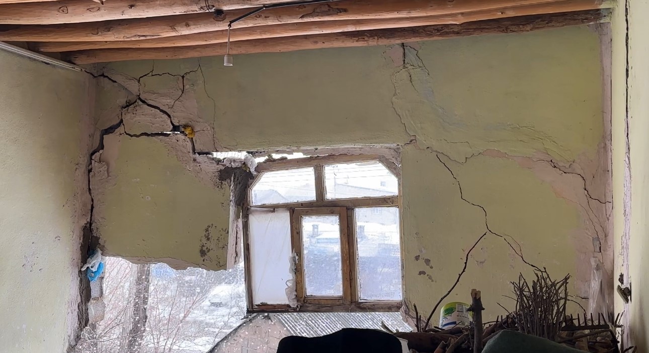 yuksekovada bir evin duvari yikildi deprem oluyor sandim 20 er5h2Y4H