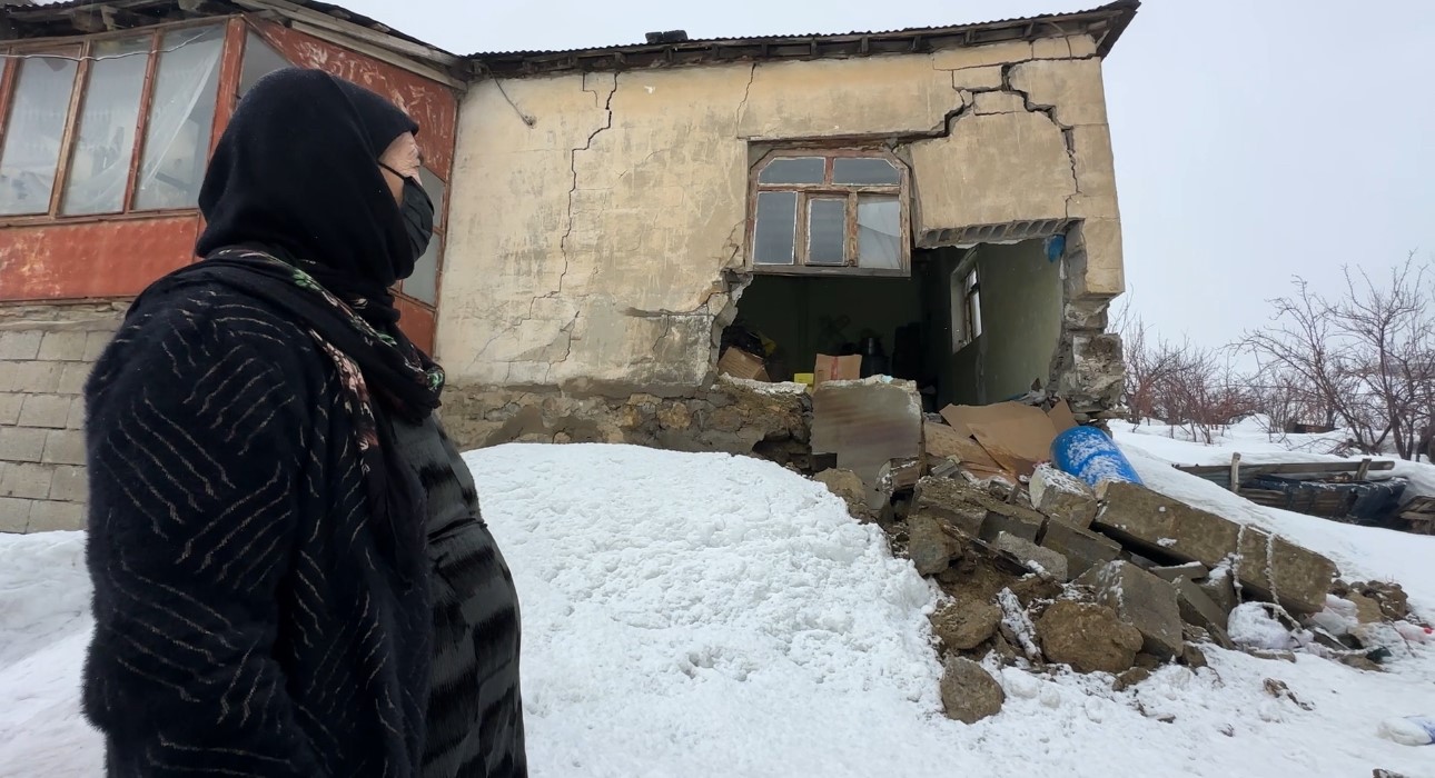 yuksekovada bir evin duvari yikildi deprem oluyor sandim 21 MU1D4EKc