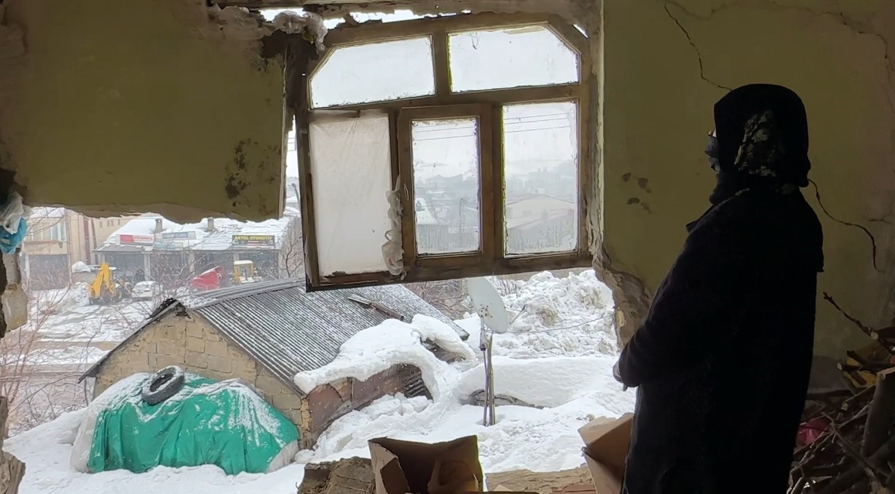 yuksekovada bir evin duvari yikildi deprem oluyor sandim 4 RqYU1RM9